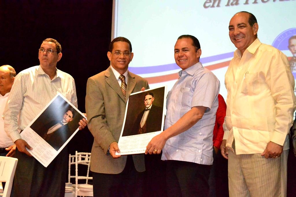 José Rafael Vargas, Senador de Espaillat, le entrega fecheros de Duarte al síndico de Moca, Remberto Cruz. Observan Dilone Ovalles Gobernador y Pempem Cabreja síndico de Cayetano Germosen